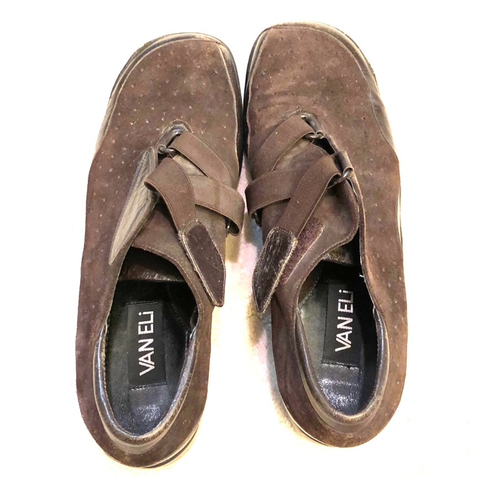 Van Eli brown sneakers.